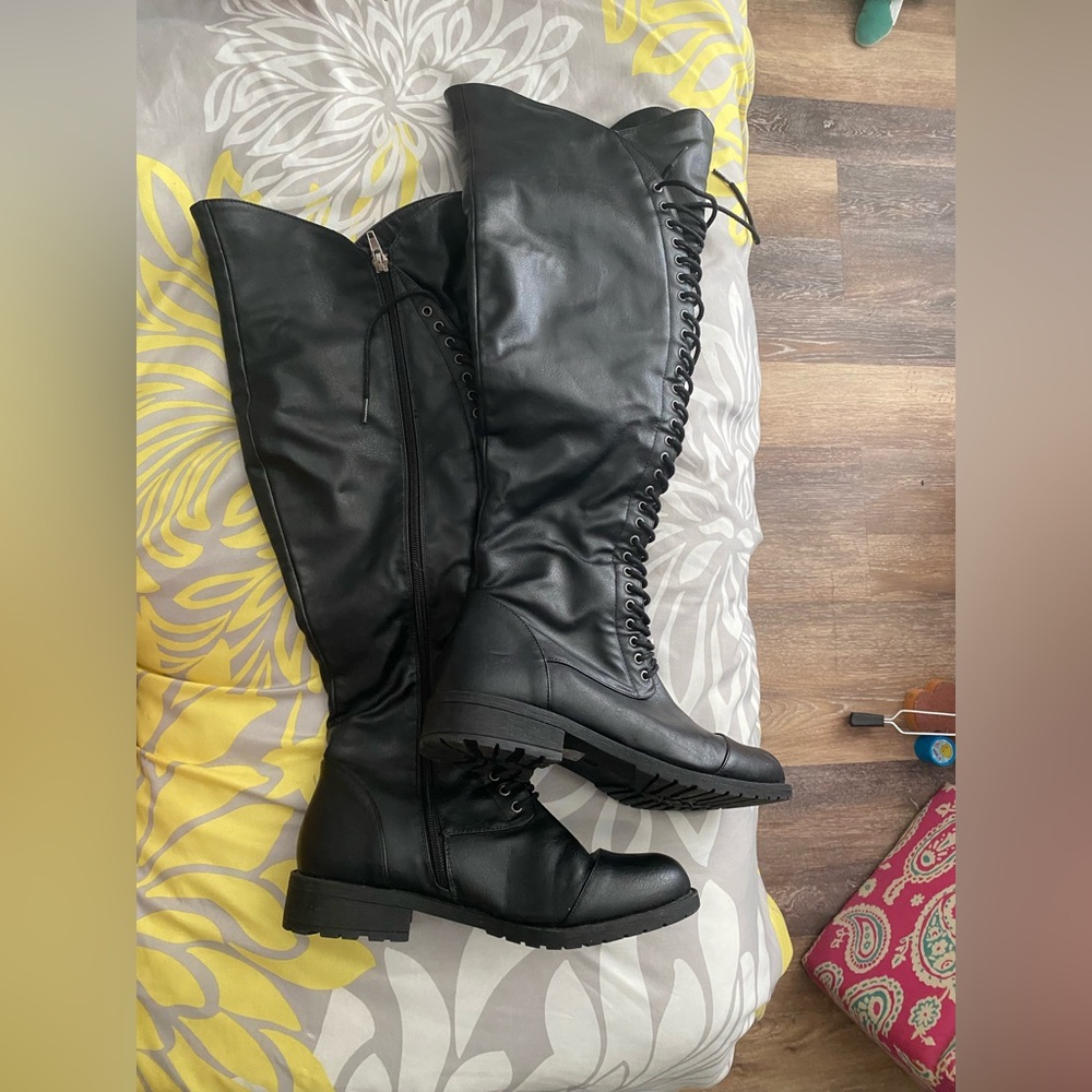 Knee-high combat boots zip up